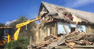Промышленный демонтаж пристроек к дому в Подольске | Цены от 572 руб. за м2